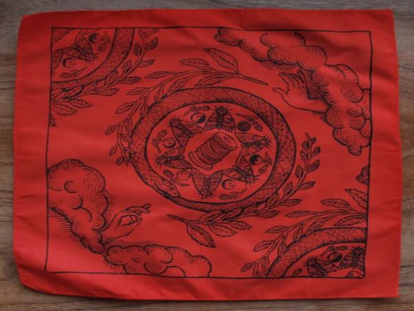 हमेशा साथ में रखें लाल रूमाल