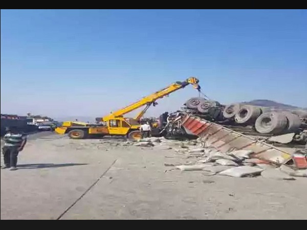 एक्सप्रेसवे पर लगा ज़बरदस्त जाम एक्सप्रेसवे पर लगा ज़बरदस्त जाम