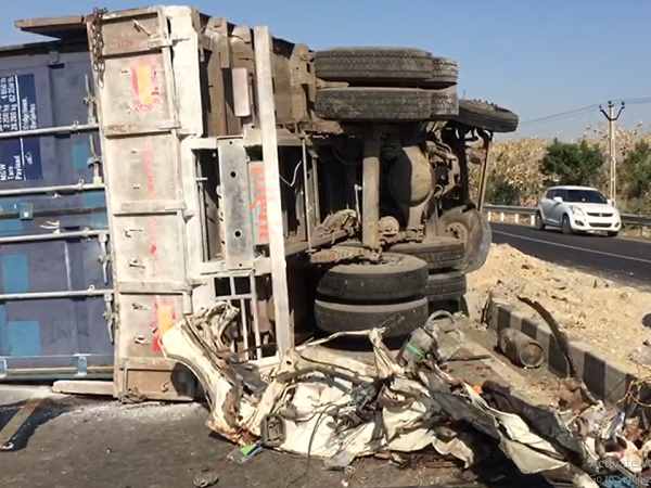 Gujarat: Horrific accident between car and truck in amreli district, two deaths