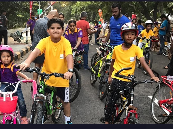 सीरिया और बांग्लादेश के प्रतियोगीयों ने साइकिल दौड़ाईं