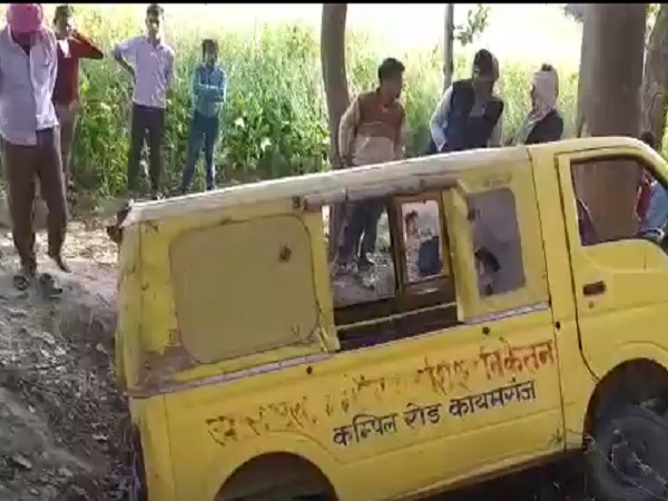 farrukhabad: School van horrific accident, many children injured farrukhabad: School van horrific accident, many children injured