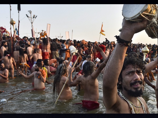 शाही जुलूस को देखने के लिए जुटे रहे श्रद्धालु 