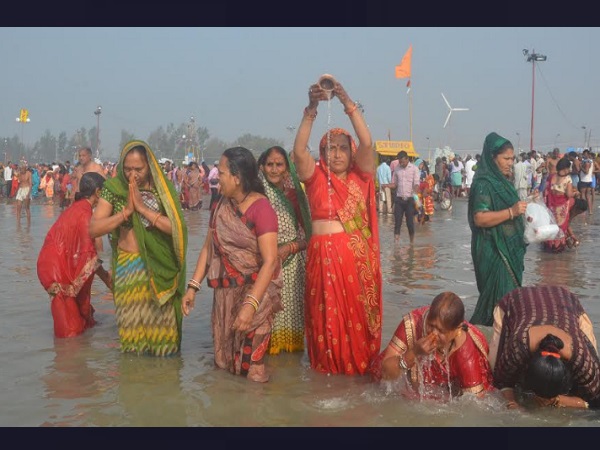 इधर, गंगासागर तीर्थयात्रियों की सेवा के लिए शिविर उद्घाटन इधर, गंगासागर तीर्थयात्रियों की सेवा के लिए शिविर उद्घाटन