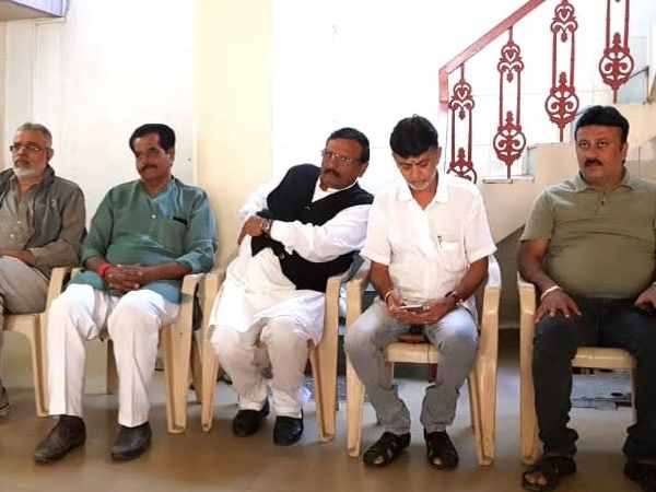 आपसी-बहस में घिरी कांग्रेस