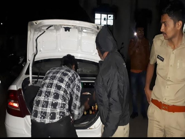 दोनों दमन के होटल में ठहरे दोनों दमन के होटल में ठहरे