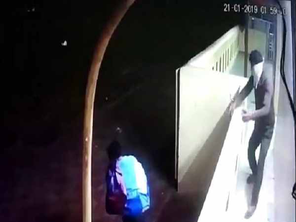 सभी मंदिरों की लोहे की दानपेटियां तोड़ दीं