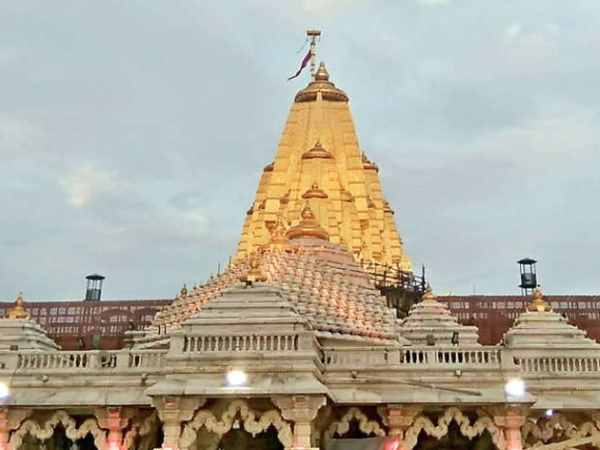 भक्त कर रहे स्वर्ण-दान