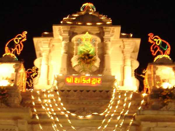 कमाल की बात- प्रतिमा नहीं हुई स्थापित