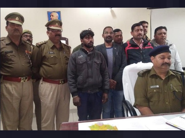 लोगों के घरों में तांक-झांक करता था