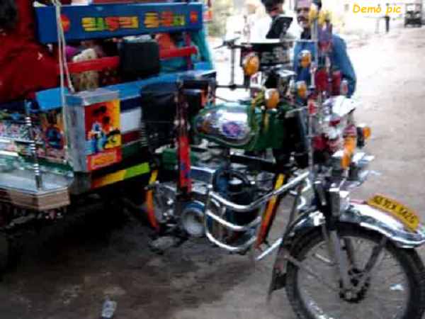 रिक्शे में लादकर ले गए युवती की लाश