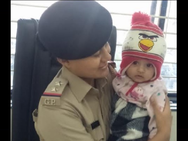 स्टाफ मदद कर देता है स्टाफ मदद कर देता है