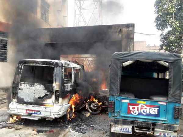After the death of a young woman in Kaimur, a fire broke out in police vehicles After the death of a young woman in Kaimur, a fire broke out in police vehicles