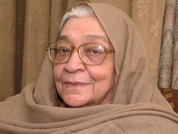 ज्ञानपीठ अवॉर्ड से सम्मानित लेखिका कृष्णा सोबती का शुक्रवार को निधन हो गया। वो 93 साल की थीं। उनका अंतिम संस्कार शुक्रवार शाम चार बजे दिल्ली के निगमबोध घाट पर होगा। सोबती को 1980 में जिंदगीनामा के लिए साहित्य अकादमी पुरस्कार दिया गया था। 1996 में उन्हें साहित्य अकादमी का फैलो बनाया गया जो अकादमी का सर्वोच्च सम्मान है। 2017 में इन्हें भारतीय साहित्य के सर्वोच्च सम्मान ज्ञानपीठ पुरस्कार से नवाजा गया। ज्ञानपीठ अवॉर्ड से सम्मानित लेखिका कृष्णा सोबती का शुक्रवार को निधन हो गया। वो 93 साल की थीं। उनका अंतिम संस्कार शुक्रवार शाम चार बजे दिल्ली के निगमबोध घाट पर होगा। सोबती को 1980 में जिंदगीनामा के लिए साहित्य अकादमी पुरस्कार दिया गया था। 1996 में उन्हें साहित्य अकादमी का फैलो बनाया गया जो अकादमी का सर्वोच्च सम्मान है। 2017 में इन्हें भारतीय साहित्य के सर्वोच्च सम्मान ज्ञानपीठ पुरस्कार से नवाजा गया।