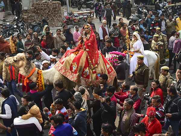 पहली बार निकली किन्नरों की पेशवाई