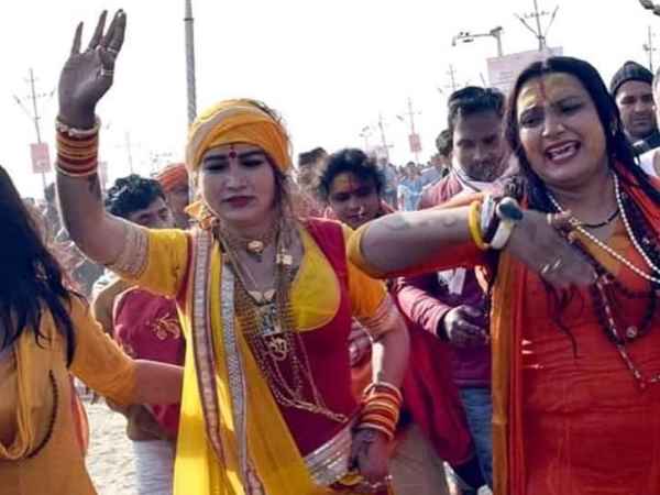 किन्नर अखाड़े किया शाही स्नान