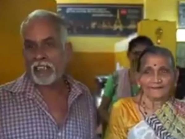 चाय की दुकान से जो कमातें हैं, उससे घूमते हैं