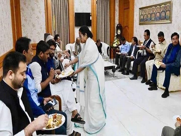 नेताओं को खाना परोसती नजर आईं ममता बनर्जी