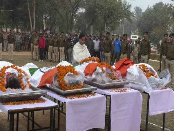 पुलिसकर्मियों को शहीद का दर्जा