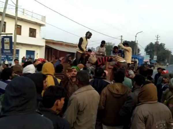 Two youths killed in road accident in Mainpuri Two youths killed in road accident in Mainpuri