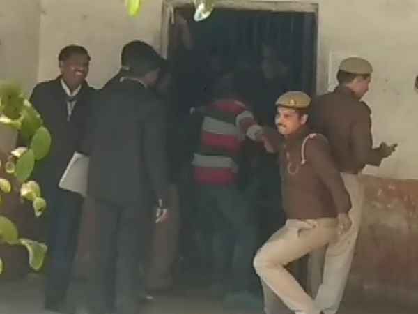 पेश पर आए थे कैदी