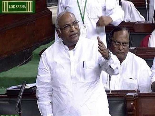 Mallikarjun Kharge in lok sabha, says- affidavit submitted by Centre govt before the Supreme Court is wrong Mallikarjun Kharge in lok sabha, says- affidavit submitted by Centre govt before the Supreme Court is wrong