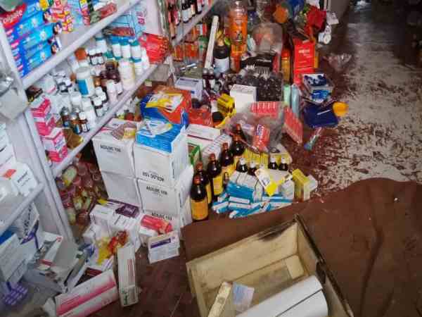 चोर ने दुकान में रखे सामान को बिखेर दिया