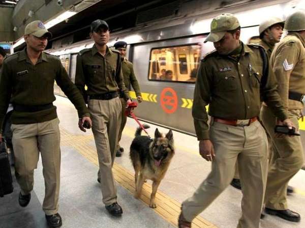 दिल्ली मेट्रो में भी बढ़ाई गई सुरक्षा दिल्ली मेट्रो में भी बढ़ाई गई सुरक्षा