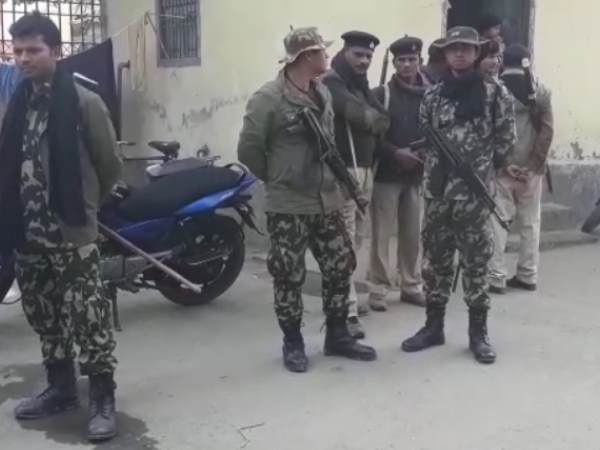 इलाके में फोर्स तैनात