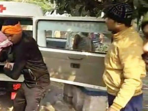 गुस्साए लोगों का आरोपियों पर हमला