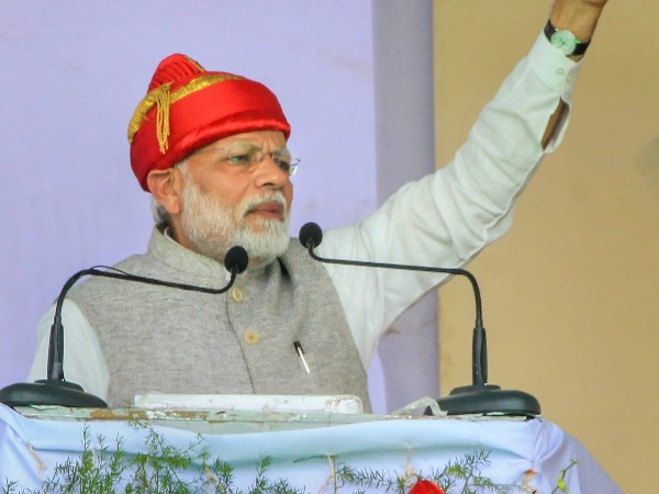 एक दूसरे के घोटालों-घपलों को छुपाने के लिए ऐसे लोग हाथ मिला रहे हैं