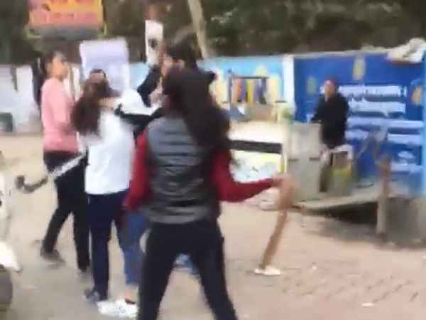 सरेराह भिड़ीं लड़कियां