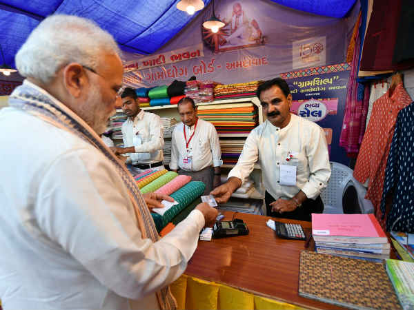 कई स्टॉल्स पर गए पीएम