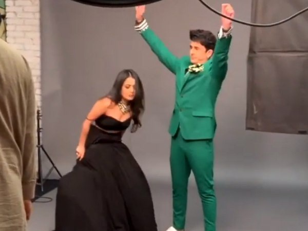 फोटोशूट में उतारा गाउन