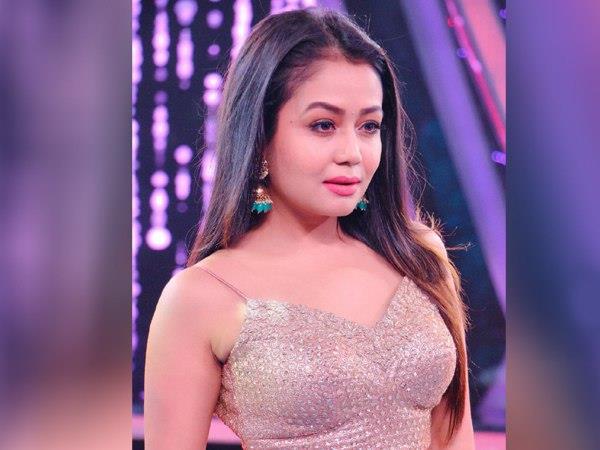 तस्वीर में बनाया नेहा का मजाक