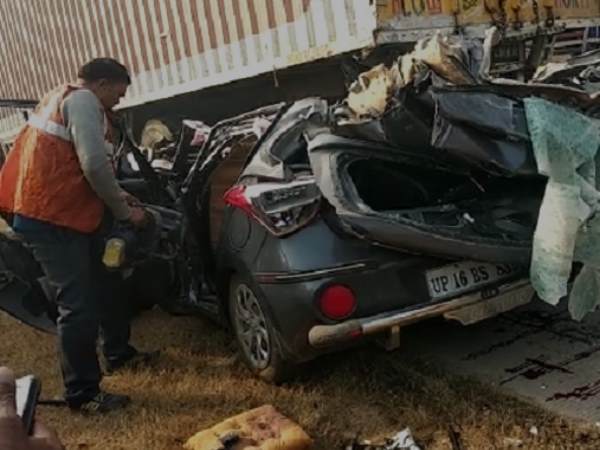 अनियंत्रित हुई कार और फिर... अनियंत्रित हुई कार और फिर...