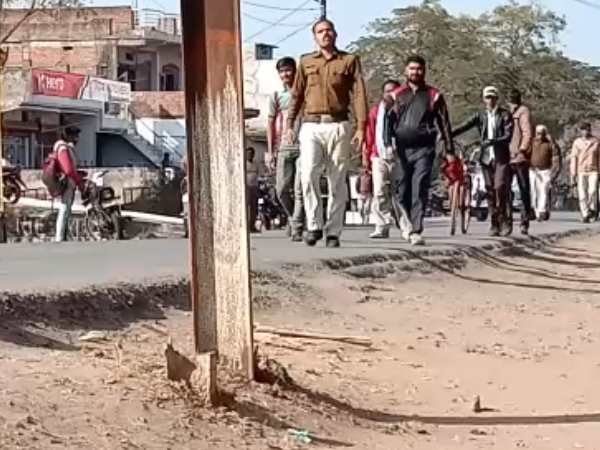 क्रॉसिंग के खम्भे का नहीं चला पता