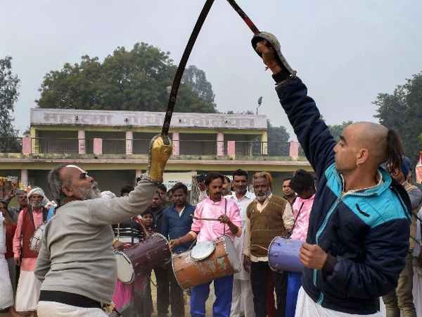 तीन वैष्णव अखाड़ों की पेशवाई, साधुओं ने दिखाई कलाबाजी