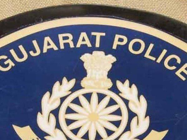 लोगों ने की थाने की घेराबंदी