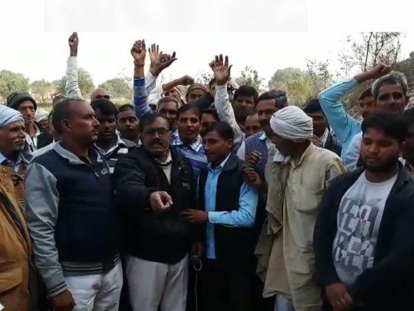 किसान बोले- सरकार ने अंधेरे में लटका रखा