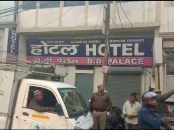 होटल के कमरों में 8 प्रेमी जोड़े