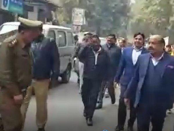 ड्रेस पहने इंस्पेक्टर ने छुए पैर