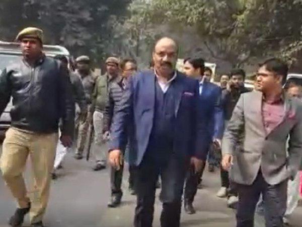 रैली का शुभारंभ करने आए डीएम