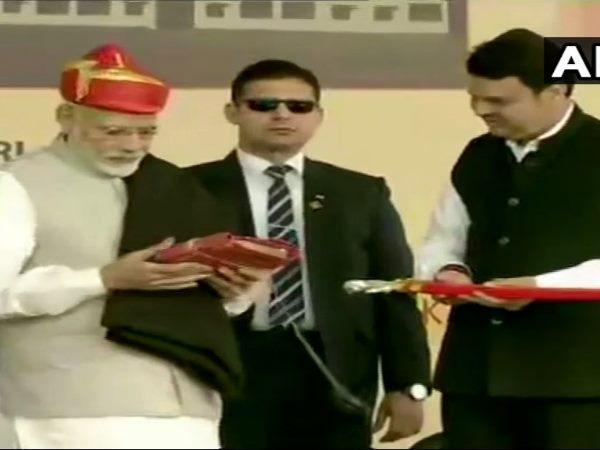 सोलापुर। महाराष्ट्र के सोलापुर में बुधवार को प्रधानमंत्री नरेंद्र मोदी ने कांग्रेस को कामों को लटकाने वाली पार्टी और भाजपा को काम करने वाला दल बताया। रैली को संबोधित करते हुए मोदी ने कहा कि क्षेत्र के लिए उन्होंने काम करने का वादा किया था और उन्होंने काम करके दिखाया है। उन्होंने कहा कि हमने बीएसपी(बिजली , सड़क, पानी) की समस्या सुलझाने का वादा किया और हमने इसपर काम करके दिखाया। सोलापुर में करीब 3,168 करोड़ रूपए परियोजनाओं के शिलान्यास और उद्घाटन के बाद जनसभा को संबोधित करते हुए मोदी ने ये बातें कहीं। मोदी ने सोलापुर में करीब 3,168 करोड़ रूपए की परियोजनाओं की आधारशिला रखी है। मोदी ने प्रधानमंत्री आवासीय योजना के तहत 1811.33 करोड़की आवासीय परियोजना की आधारशिला रखी, राष्ट्रीय राजमार्ग 211 (नया राष्ट्रीय राजमार्ग 52) पर सोलापुर (तुलजापुर) उस्मानाबाद खंड में चार लेन के सड़क मार्ग का उद्घाटन किया। इसके अलावा भी कई विकास परियोजनाओं का उद्घाटन प्रधानमंत्री ने किया।