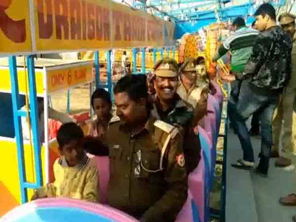 गरीब बच्चों को पढ़ने के लिए बांटी कॉपी और पेन्सिल गरीब बच्चों को पढ़ने के लिए बांटी कॉपी और पेन्सिल