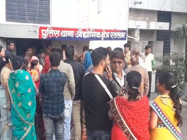 दुल्हन का आरोप, मांगे दस लाख रुपए दुल्हन का आरोप, मांगे दस लाख रुपए