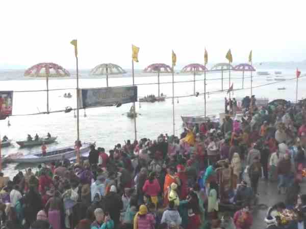 devotees taking holy bath on prayagghat and chanting har har gange in prayagraj devotees taking holy bath on prayagghat and chanting har har gange in prayagraj