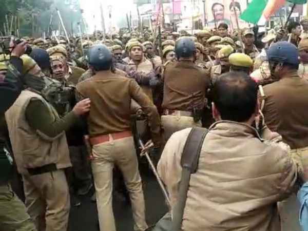 सीएम आवास जाने की कोशिश