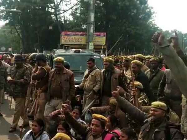 धरने पर बैठी खाकी