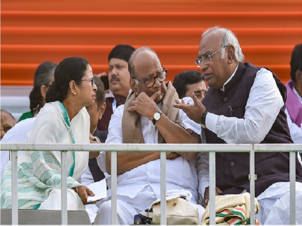 केजरीवाल-अखिलेश-ममता ने पीएम मोदी पर साधा निशाना