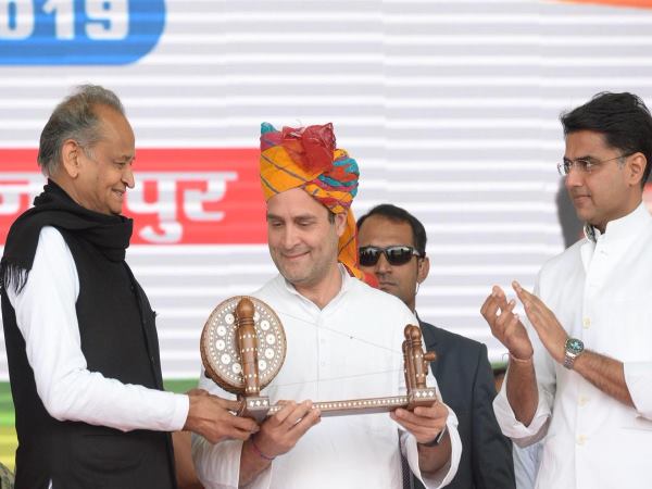 Jaipur Kisan Rally में एक घंटे की देरी से पहुंचे राहुल गांधी Jaipur Kisan Rally में एक घंटे की देरी से पहुंचे राहुल गांधी